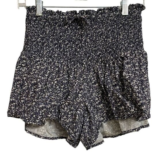 Dress Forum Pants - Urban Outfitters Black White Floral Print Linen Blend Smocked Waist Shorts M